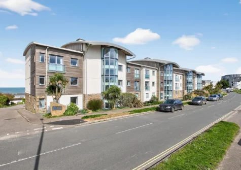 Pentire View overlooks the famous Fistral Beach which is within walking distance, renowned as being one of the best for water sports