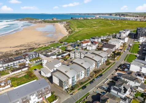 From Pentire View it's a moments walk to the South West Coastal Path, to Fistral Beach and just a stroll in to town with it's great choice of restaurant, bars & town beaches