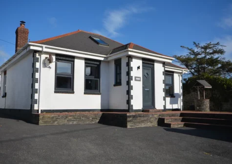 Penwhine is a stylish pet-friendly house, a perfect group base to explore the surrounding coast & country