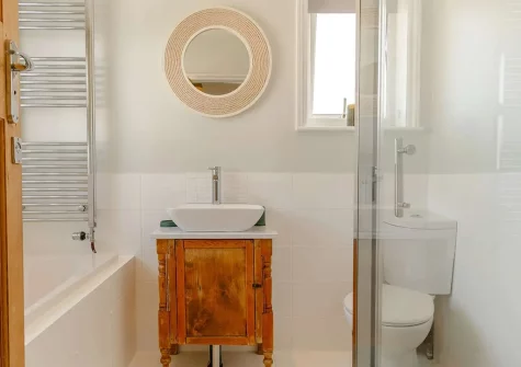 The bathroom at Penwick Cottage, Bude