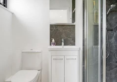 Bedroom #1 en-suite at Perrywinkle, Ashton