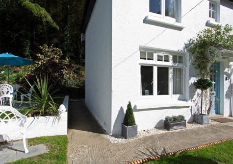 The garden & patio at Petite Maison, The Coombes