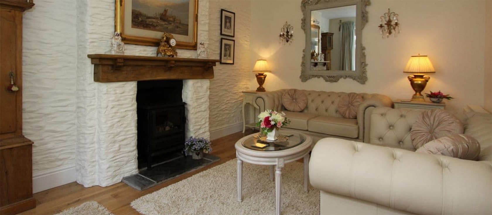 Petite Maison, The Coombes is a detached house with two ensuite bedrooms, parking, garden and stream in Polperro village. Beautifully furnished and appointed with antiques & chandeliers it has a sitting room with fireplace & modern kitchen.