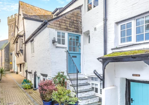 Petroc is a Grade II-listed fisherman‚Äôs cottage in the atmospheric narrow lanes of East Looe