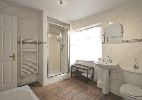 The bathroom @ Phoenix Cottage, Bideford