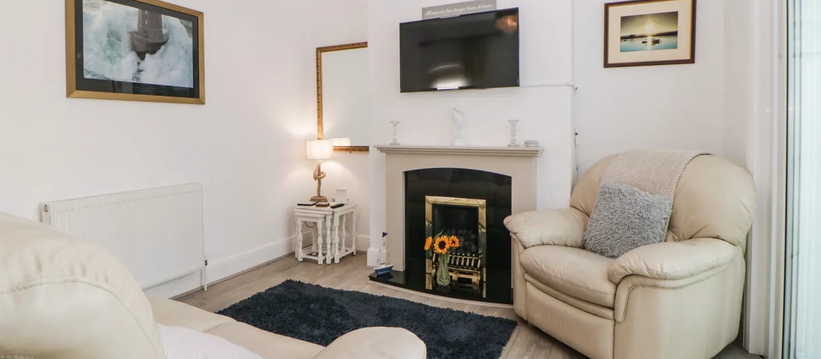 Pier View is a lovely cottage in the Preston area of Paignton. This pet-friendly ground floor property sleeps four in two bedrooms and has a comfortable lounge, large kitchen, conservatory dining area, enclosed garden, summer house and parking.