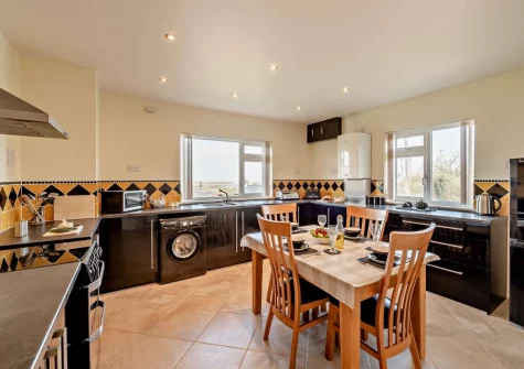 The kitchen & dining area at Pilot's View, Northam