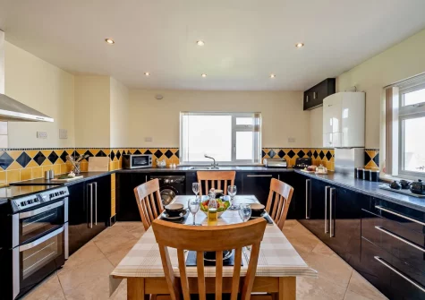 The kitchen & dining area at Pilot's View, Northam