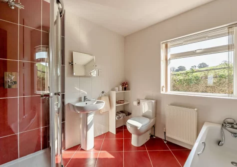 The bathroom at Pilot's View, Northam