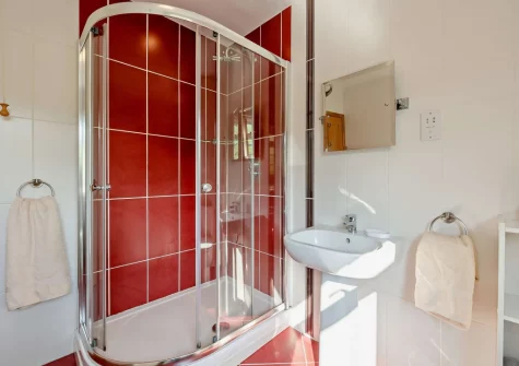 The bathroom at Pilot's View, Northam