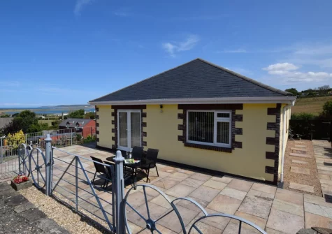 The patio & alfresco dining area at Pilot's View, Northam