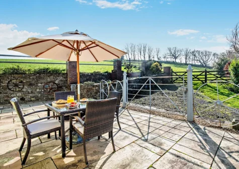 The patio & alfresco dining area at Pilot's View, Northam