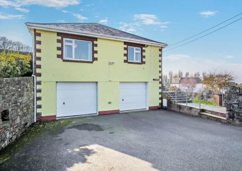 Pilot's View is a modern property, located just over a kilometre from the attractive fishing village of Appledore, which is famed for its shipbuilding heritage