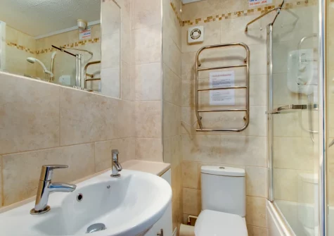 The bathroom at Pioneer Apartment No 7, Beer