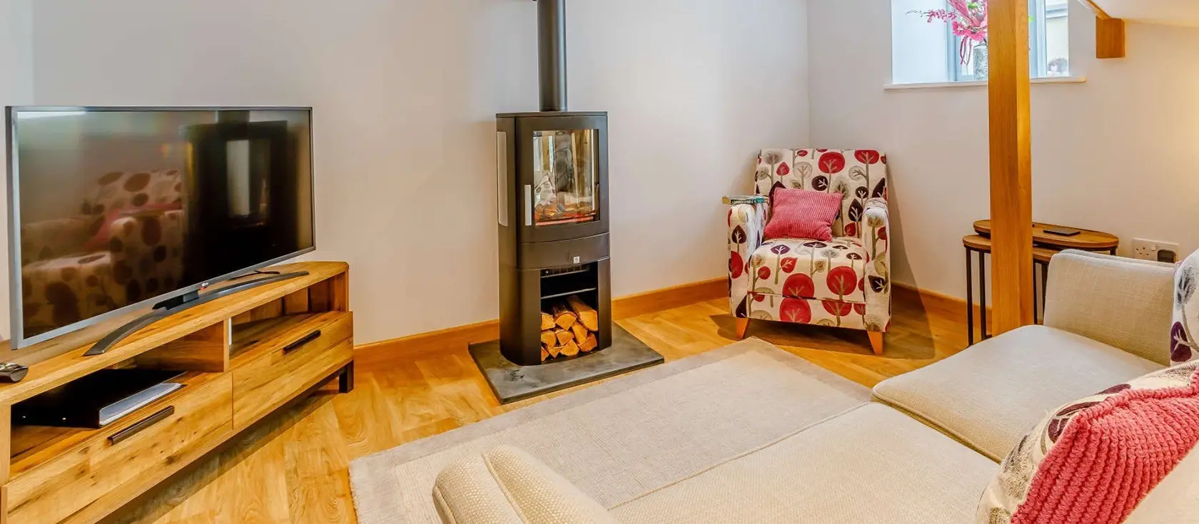 Pippin Cottage, Crossways is a romantic detached barn conversion with private hot tub and king-size bedroom set in peaceful countryside. Perfect for couples seeking a tranquil retreat near North Devon's stunning beaches and attractions.