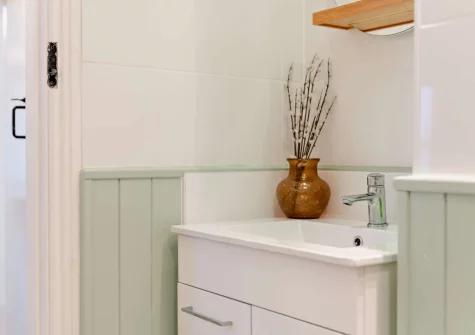 The shower room at Pippin Cottage, Dawlish