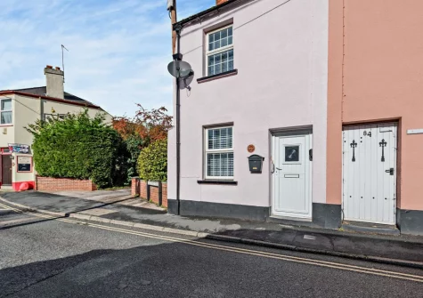Pippin Cottage is a delightful cottage, vingly furnished & equipped, in the heart of Dawlish