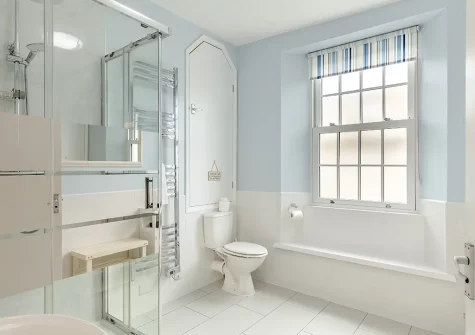The bathroom at Piran Cottage, Mevagissey