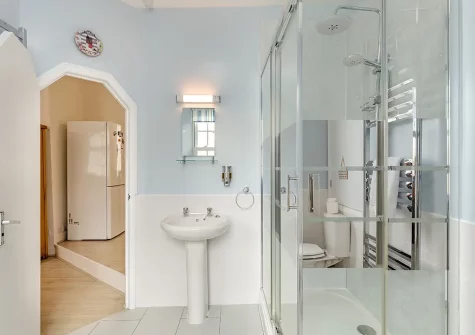 The bathroom at Piran Cottage, Mevagissey