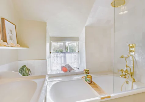 The bathroom at Pitt Cottage, Branscombe