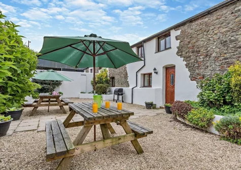 The patio, barbecue & alfresco dining area at Ploughmans Retreat, Kilkhampton