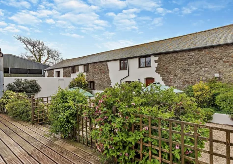 Ploughmans Retreat is in a lovely countryside location, perfect for exploring the nearby Cornish coastline