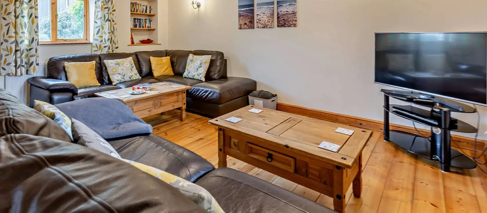 Ploughmans Retreat, Kilkhampton is a spacious barn conversion offering six bedrooms and two lounge areas, set in picturesque countryside with ponies on-site. Perfect for family gatherings, this rural haven provides easy access to Cornwall's beaches.