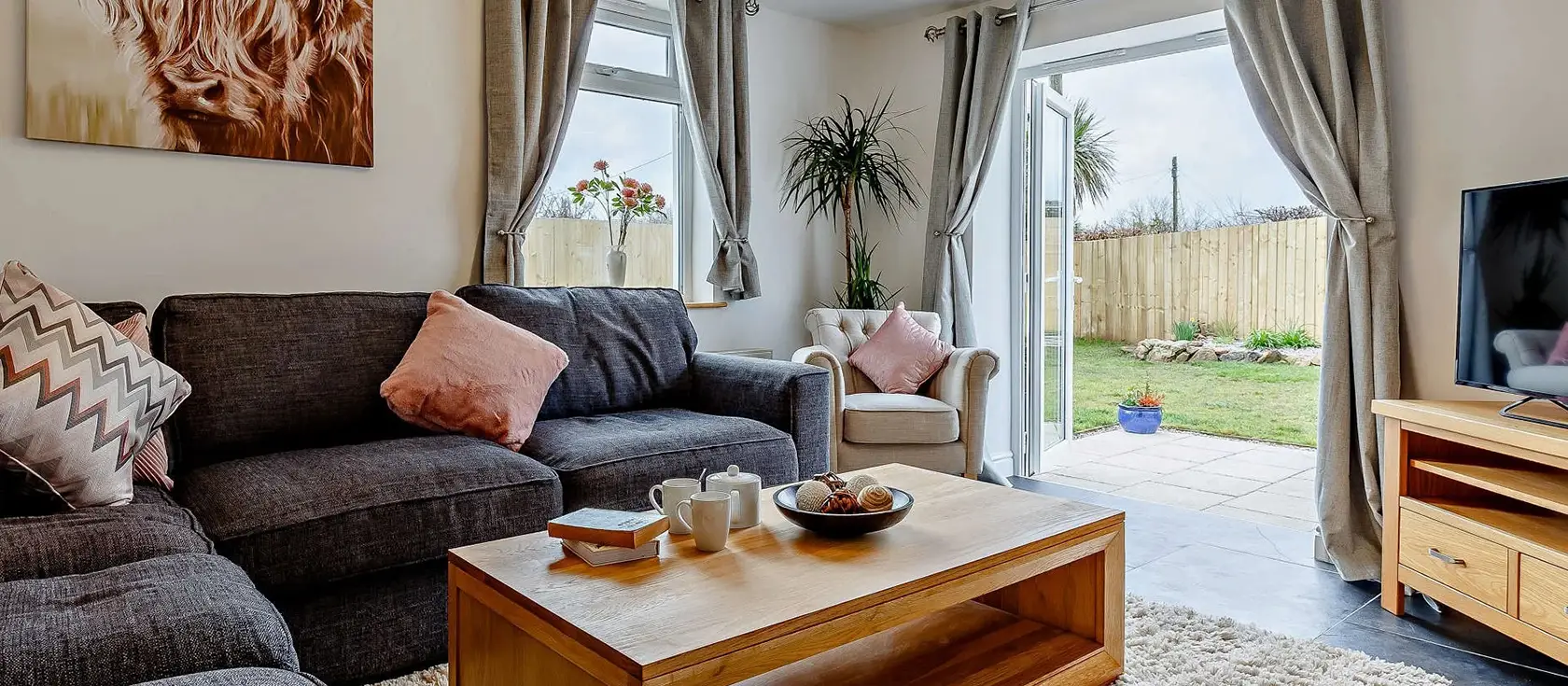 Polhendra, Darite is a magnificent 4-bedroom house featuring a private hot tub, expansive two-tiered gardens, and games room. Perfect for families seeking unforgettable Cornish adventures, offering luxury, space, and comfort near Bodmin Moor.