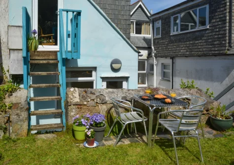 The shared rear garden & alfresco dining area at Polly's Place, St Ives