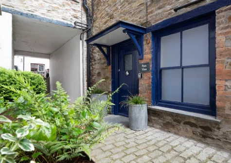 Pont View is an exceptionally stylish apartment located right in the heart of the picturesque port of Fowey