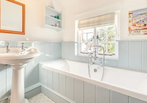 The bathroom at Popigale Cottage, Helford