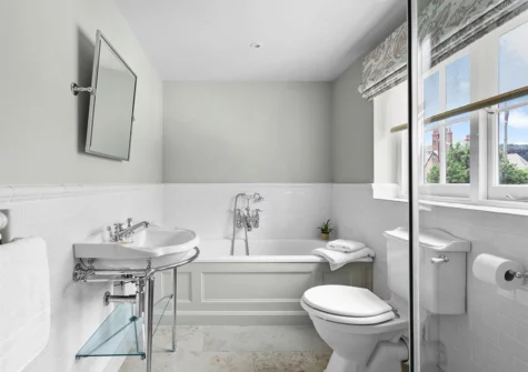The bathroom at Poplar Cottage, Budleigh Salterton