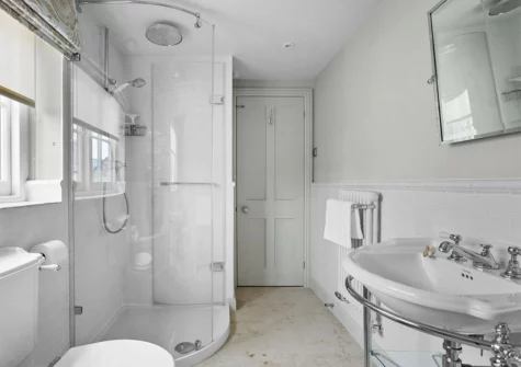 The bathroom at Poplar Cottage, Budleigh Salterton