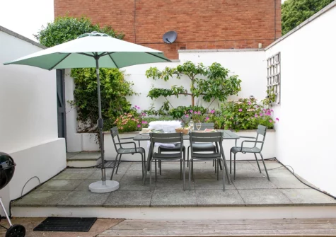The courtyard garden, barbecue & alfresco dining area at Poplar Cottage, Budleigh Salterton