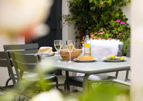 The courtyard garden & alfresco dining area at Poplar Cottage, Budleigh Salterton