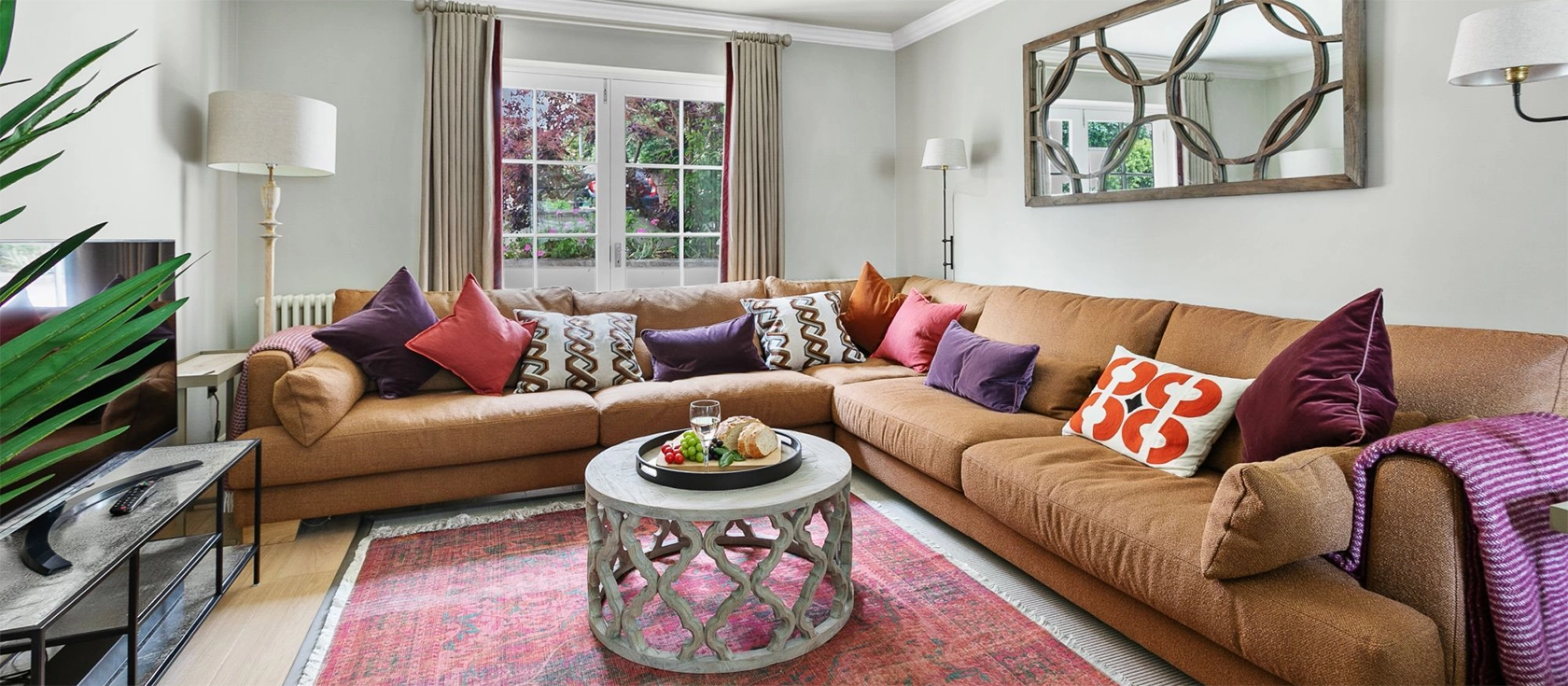 Poplar Cottage, Budleigh Salterton, is a Georgian home that combines period features with modern comfort. This three-bedroom house, with its well-equipped kitchen, cosy sitting room & private garden, offers an idyllic retreat on Devon's east coast.