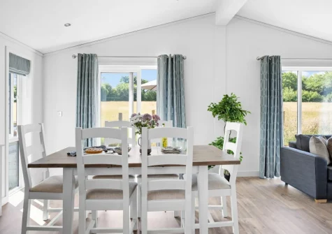 The dining area at Poppy, 5 Roadford Lakes Lodges, Broadwoodwidger