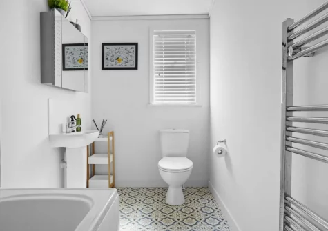 The bathroom at Poppy, 5 Roadford Lakes Lodges, Broadwoodwidger