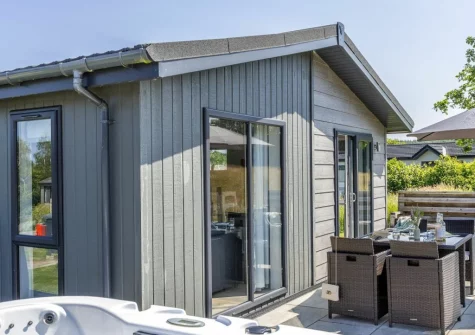 The patio, alfresco dining & outdoor sitting area at Poppy, 5 Roadford Lakes Lodges, Broadwoodwidger
