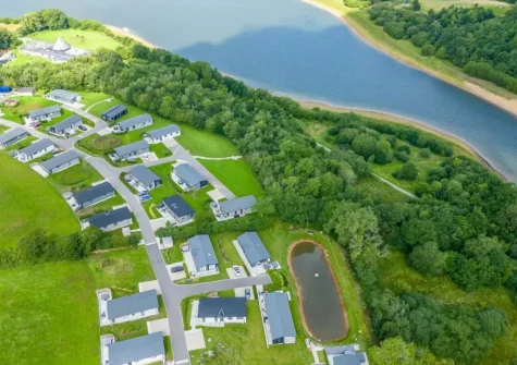 Poppy, 5 Roadford Lakes Lodges is a beautifully presented & superbly positioned beside Roadford Lake in Devon