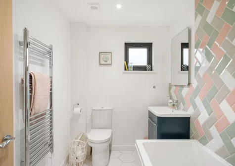 The bathroom at Poppyfields at Tremorvu Lodges, Ashton