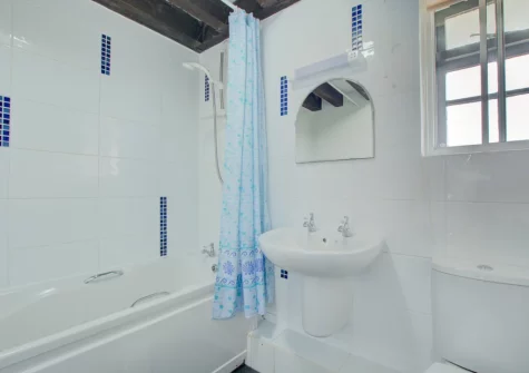 The bathroom at Porghelly Cottage, Harlyn