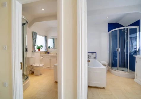 Bedroom1 en-suite bathroom at Porthcothan House, Porthcothan