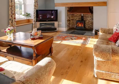 Porthcothan House, Porthcothan is a stunning six-bedroom Georgian farmhouse with breathtaking sea views over Porthcothan Bay. Enjoy premium Savoir Beds, multiple living spaces with woodburning stoves, and easy access to Cornwall's beaches.