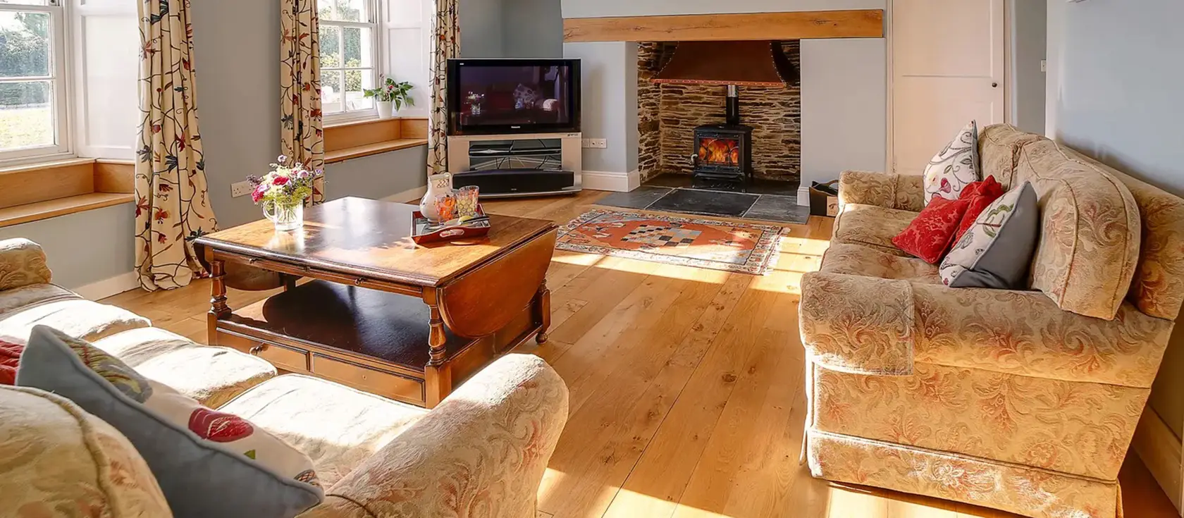 Porthcothan House, Porthcothan is a stunning six-bedroom Georgian farmhouse with breathtaking sea views over Porthcothan Bay. Enjoy premium Savoir Beds, multiple living spaces with woodburning stoves, and easy access to Cornwall's beaches.