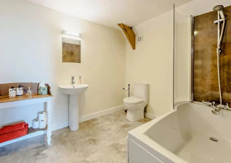 Bedroom #6 en-suite bathroom at Priestacott Tithe Barn, Torrington