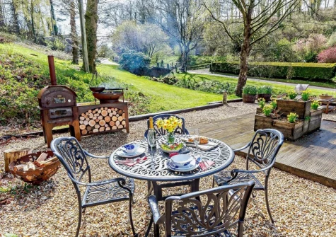 The shared barbecue & alfresco dining area at Primrose Cottage at Greatrock Farm, Hennock