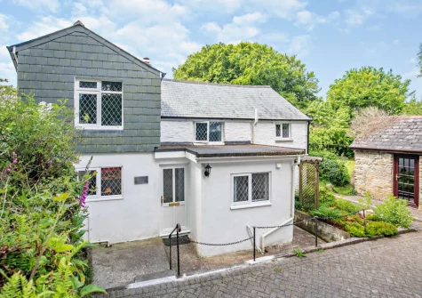 Primrose Cottage is a stylish cottage set in a quiet position, with plentiful moorland walks nearby