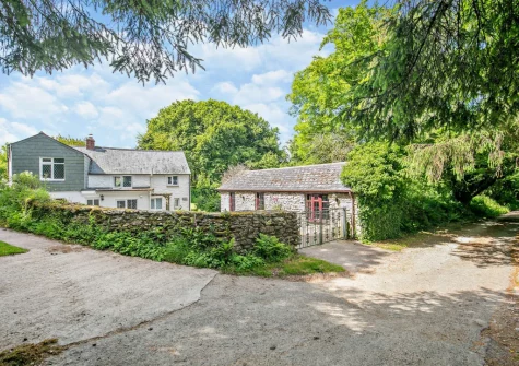 Primrose Cottage is a stylish cottage set in a quiet position, with plentiful moorland walks nearby