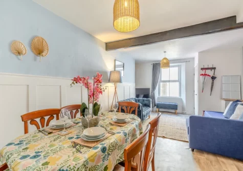 The living & dining area at Primrose Cottage, Teignmouth